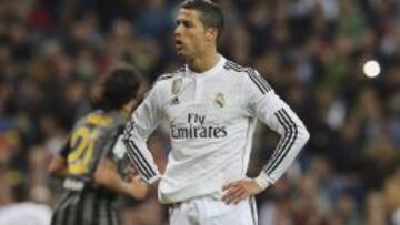 El delantero del Real Madrid Cristiano Ronaldo se lamenta tras fallar un penalti ante el Málaga, durante el partido Liga en Primera División disputado esta noche en el estadio Santiago Bernabéu, en Madrid.