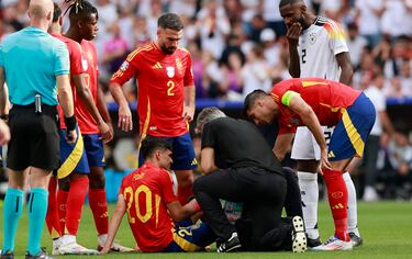 El cuerpo médico de la selección española asiste al centrocampista internacional del Barcelona.