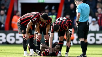 BOURNEMOUTH, ENGLAND - APRIL 13: Luis Sinisterra of AFC Bournemouth is consoled by his teammates after suffering with an injury during the Premier League match between AFC Bournemouth and Manchester United at Vitality Stadium on April 13, 2024 in Bournemouth, England. (Photo by Dan Mullan/Getty Images) (Photo by Dan Mullan/Getty Images)