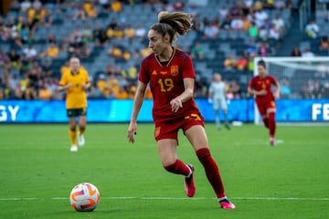 Olga Carmona García es una futbolista española que juega como defensa en la sección femenina del Real Madrid.