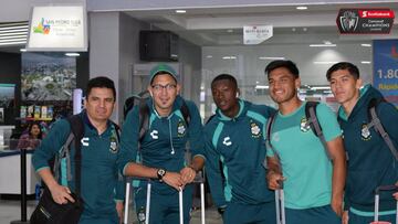 Fan hondureño de Santos conoce al plantel y rompe en llanto
