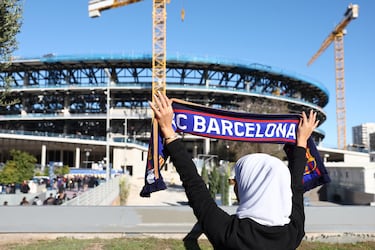 Un aficionado sostiene una bufanda fuera del estadio antes del partido de la liga española entre el FC Barcelona y el Athletic Club de Bilbao en el estadio Camp Nou.