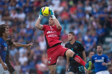 Junto a Marchesín, Volpi es el mejor guardameta de la Liga MX, pero juega lejos de los reflectores con los Gallos Blancos. El brasileño ha contado con opciones para emigra a Europa, pero un vuelo al nido podría ser descartado. 