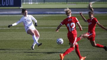 Teresa Abelleira, jugadora del Real Madrid, marca su gol ante el Sevilla.