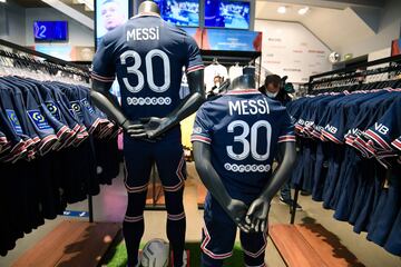 Numerosos aficionados del Paris Saint-Germain se han agolpado en la puerta de la tienda oficial del estadio para conseguir una camiseta del astro argentino.