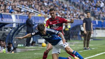 Gabri, que pugna por hacerse con el balón, fue el autor del empate del Mirandés en Oviedo.