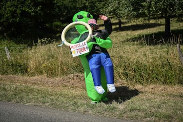 Los espectadores se alinean a lo largo del recorrido de la carrera con un objetivo de cartón improvisado para atrapar los artículos promocionales ("goodies") distribuidos por la caravana publicitaria del Tour de Francia, así como los bidones de hidratación de los ciclistas durante la sexta etapa de la 112.ª edición del Tour de Francia,  entre Bayeux y Vire Normandie.
