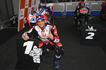 Al balear le costaba creer que formara parte de la parrilla de MotoGP, sufrió un duro revés en su año de debut con una fuerte caída en Barcelona que le causó graves lesiones y le apartó una temporada de la competición, pero terminó viendo recompensado todo su esfuerzo con su primera victoria en la máxima cilindrada. La culminó durante el GP de Estiria de 2021 para estrenar su palmarés en la categoría reina, tras una gestión de carrera perfecta pese a su poca experiencia, que le permitió mantener a raya a Joan Mir (segundo) para lucir en la vuelta de honor esa mítica bandera de España con la que sus padres animaban a Álex Crivillé. 