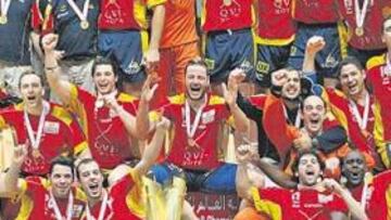 <b>DÍA REDONDO.</b> La imagen corresponde al seis de febrero de 2005. De este grupo que ganó el oro del Mundial, quince repiten convocatoria.