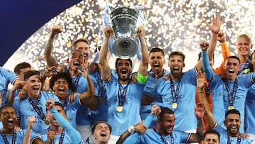 Soccer Football - Champions League Final - Manchester City v Inter Milan - Ataturk Olympic Stadium, Istanbul, Turkey - June 11, 2023 Manchester City's Ilkay Gundogan lifts the trophy as he celebrates with teammates after winning the Champions League REUTERS/Molly Darlington     TPX IMAGES OF THE DAY