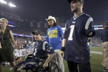 Homenaje antes del partido a Jeff Bauman (L) víctima del atentado del Maratón de Boston, Carlos Arredondo (C), y Taylor Morris (R) de la Armada de EE.UU.
