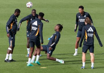 Los jugadores del Real Madrid, durante su último entrenamiento de la semana.