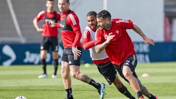 Rub&eacute;n Garc&iacute;a con Ramalho, con Chimy observando.