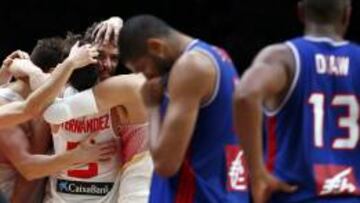Pau Gasol se abraza a sus compañeros tras la victoria ante Francia en el último Eurobasket.