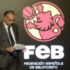 Sáez vuelve a la FEB, adelanta elecciones y no se presentará