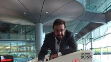 Alonso, junto a un McLaren de su ídolo Senna.