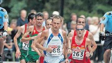 <b>CAMINO DEL PODIO. </b>El italiano Stefano Baldini precede a Julio Rey durante la carrera de maratón.