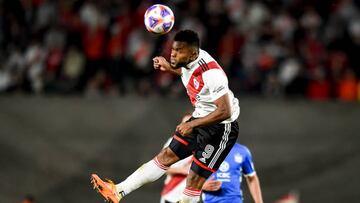 Miguel Borja durante un partido con River Plate.