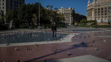 Una mujer camina por la Plaza de Catalu&ntilde;a en la primera ma&ntilde;ana despu&eacute;s del toque de queda en Barcelona, Catalunya (Espa&ntilde;a), a 26 de octubre de 2020. Catalunya ha aplicado desde este domingo a las 22 horas hasta este lunes a las