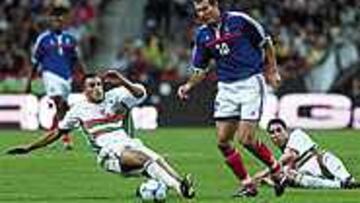 TODO UN SEÑOR. Zidane llevó del brazo a un niño disminuido para hacer el saque inicial. Saludó con dos besos a Madjer, seleccionador de Argelia, y firmó autógrafos a los jugadores argelinos en el túnel de vestuarios.