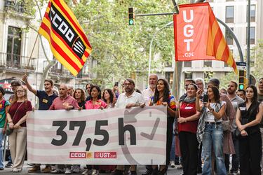 La secretaria general de CCOO de Cataluña, Belén López (en el centro) y el secretario general de UGT en Cataluña, Camil Ros (segundo por la derecha),  llega a la ofrenda floral al monumento de Rafael Casanova, con motivo de la Diada.