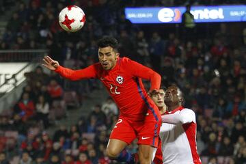 Futbol, Chile vs Burkina Faso.
Partido amistoso 2017.
El jugador de Chile Edson Puch, izquierda,   juega el balÃ³n contra Burkina Faso durante el partido amistoso  en el estadio Nacional.
Santiago, Chile.
02/06/2017
Marcelo Hernandez/Photosport***************

Football, Chile vs Burkina Faso.
Friendly match 2017.
Chile's player Edson Puch, left,,  play the ball  during friendly match against Burkina Faso at Nacional stadium in Santiago, Chile.
02/06/2017
Marcelo Hernandez/Photosport