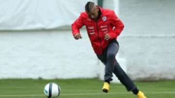 Vidal se entrena con su selección.