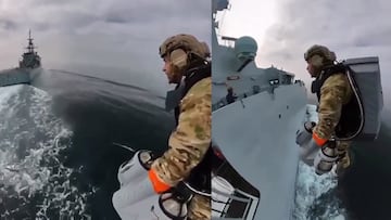 El video viral de un marino usando un jet pack para transportarse en medio del oceano