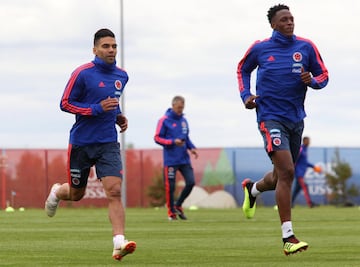 La Selección Colombia realizó su primer entrenamiento abierto al público en el estadio Sviyaga en Rusia, preparando el debut mundialista del 19 de junio ante Japón en Saransk. James y Barrios, los ausentes.