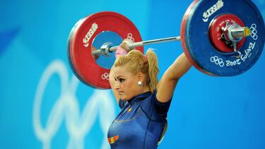 La haltera Lydia Valentin compite en los Juegos Olímpicos de Pekín 2008.