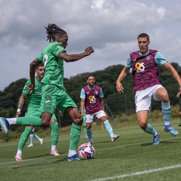 Neyou, con Miguel al fondo, durante el partido. 