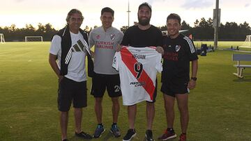 Higuaín visitó al plantel de River