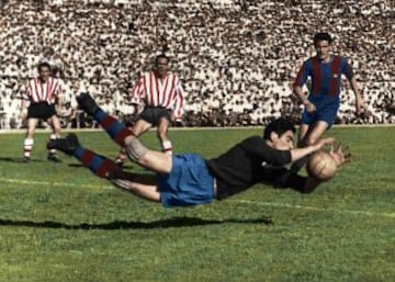 Estirada de Ramallets durante la final de la Copa del Generalísimo de 1953 Atlético de Bilbao - Barcelona en el estadio de Chamartín.