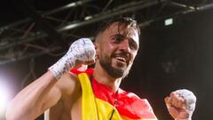 Baldo Mira y su entrenador celebrando la victoria en el Campeonato de España del supergallo.