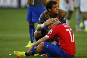 Posterior a la fatídica definición a penales contra Brasil en el pasado mundial, la imagen de Gary Medel fue la más llamativa. Las lágrimas de Medel conmovieron a los espectadores, y solo encontró consuelo en sus compañeros, como Christopher Toselli, quien contuvo al 'Pitbull'.