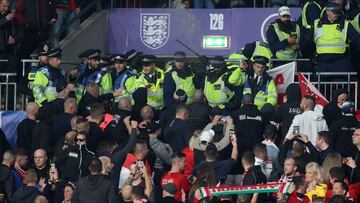 La polic&iacute;a con los aficionados h&uacute;ngaros durante el partido entre Inglaterra y Hungr&iacute;a. 