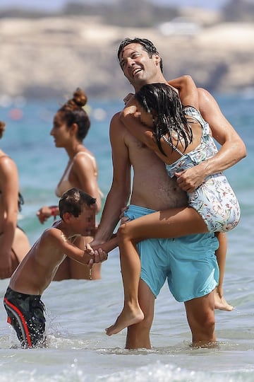 El exentrenador argentino del Real Madrid se encuentra disfrutando de las playas ibicencas en compañía de sus hijos y familia.