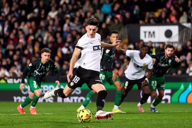 El centrocampista valencianista sigue siendo el sostén del equipo de Corberán. Asume la responsabilidad de lanzar los penaltis. En esta última jornada, lo transformó y le dio un punto a su equipo ante el Elche.