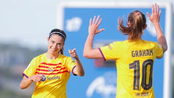 SAN SEBASTIÁN, 06/05/2023.- La centrocampista del FC Barcelona Aitana Bonmati (i) celebra con Caroline Graham Hansen tras marcar el tercer gol ante la Real Sociedad, durante el partido de la Liga F de fútbol disputado este sábado en San Sebastián. EFE/Juan Herrero
