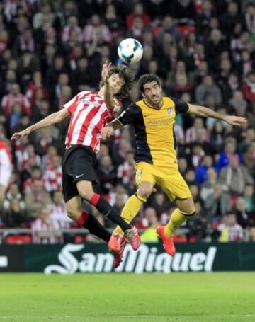 El centrocampista del Athletico de Madrid, Raúl García, disputa un balón con el jugador del Athletic Ander Iturraspe.
