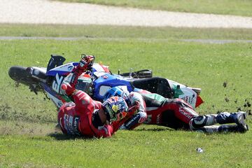 En la curva cuatro Alex Márquez entró en contacto con Jack Miller, y los dos acabaron en el suelo y sin puntos en la carrera. 

 