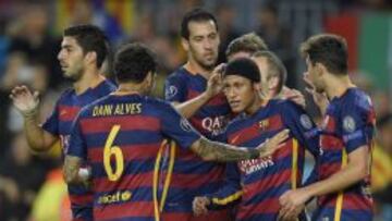 Los jugadores felicitan a Neymar.
