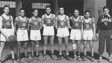 Rafael Martín, con el dorsal número 7, posa con España.