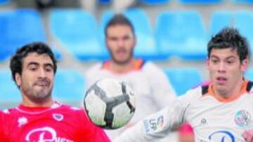 <b>MUCHA PELEA. </b>El derbi quedó en tablas, en un encuentro disputado, como demuestran Kike y Balenziaga en la imagen.