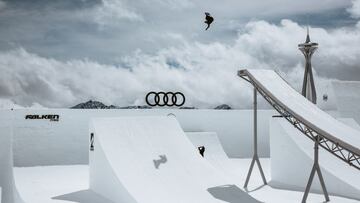 El snowboarder Sven Torgren volando sobre el tinglado del Audi Nines 2019.