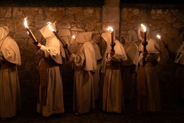 Nazarenos acompañan al Santísimo Cristo de la Buena Muerte durante la procesión del Martes Santo en Zamora.