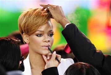 En el 2009, Rihanna luca su cabello corto en un color casta?o rubio.