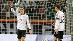 Löw se rinde a Kroos