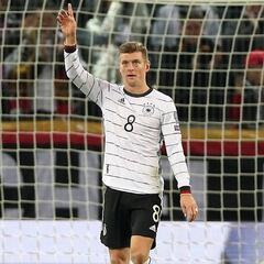 Un doblete de Kroos le da la clasificación a Alemania