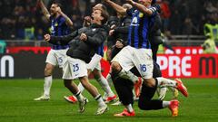 Soccer Football - Serie A - AC Milan v Inter Milan - San Siro, Milan, Italy - April 22, 2024 Inter Milan's Nicolo Barella and Davide Frattesi celebrate winning Serie A after the match REUTERS/Alessandro Garofalo